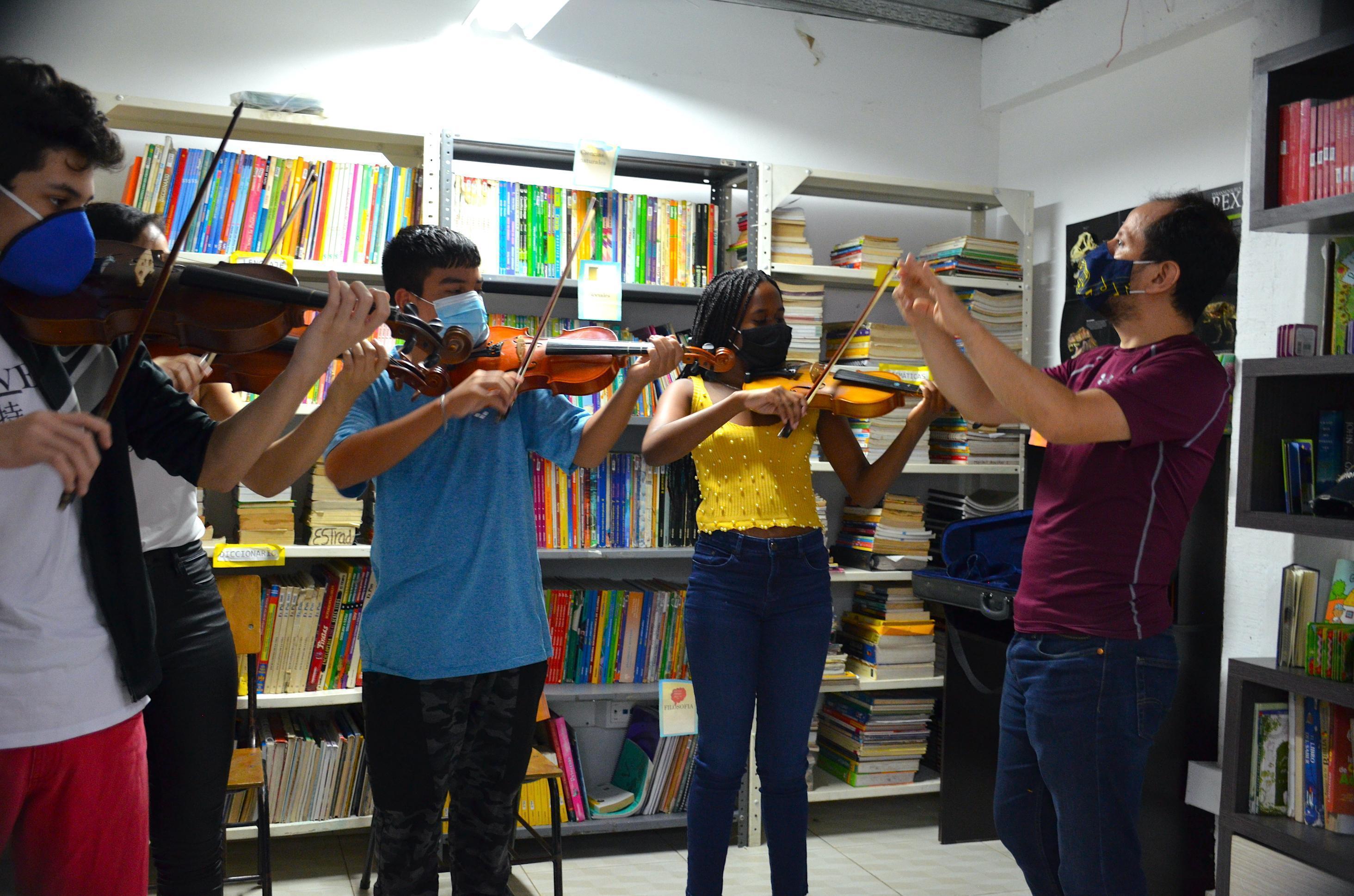 Los niños del sector reciben clases de música en la Fundación CreeSer