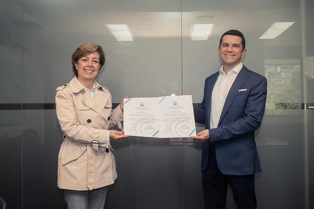 Adriana Alonso directora regional icontec y Juan Camilo Pineda director de operaciones Grupo Familia 9d899