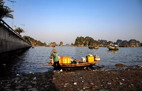Vietnam inicia una campaña de limpieza para acabar con las toneladas de basura que inundan bahía de Halong