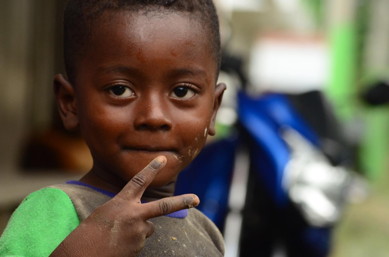 Niño stand feria del libro