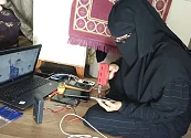 Mujeres yemeníes se convierten en reparadoras de móviles para frenar la ‘sextorsión’